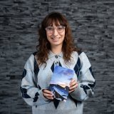 Velia Ferracini sort son premier roman saupoudré de poésie le 7 février 2025. Le vernissage aura lieu samedi 8 février dans la librairie Payot à Sion.
